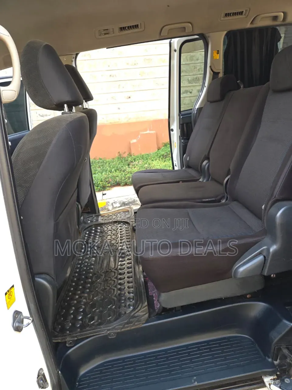 Toyota Voxy X 2WD 7-Seater 2011 White