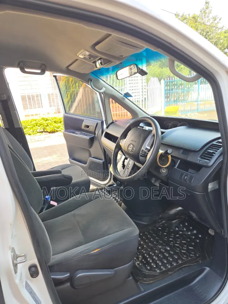 Toyota Voxy X 2WD 7-Seater 2011 White