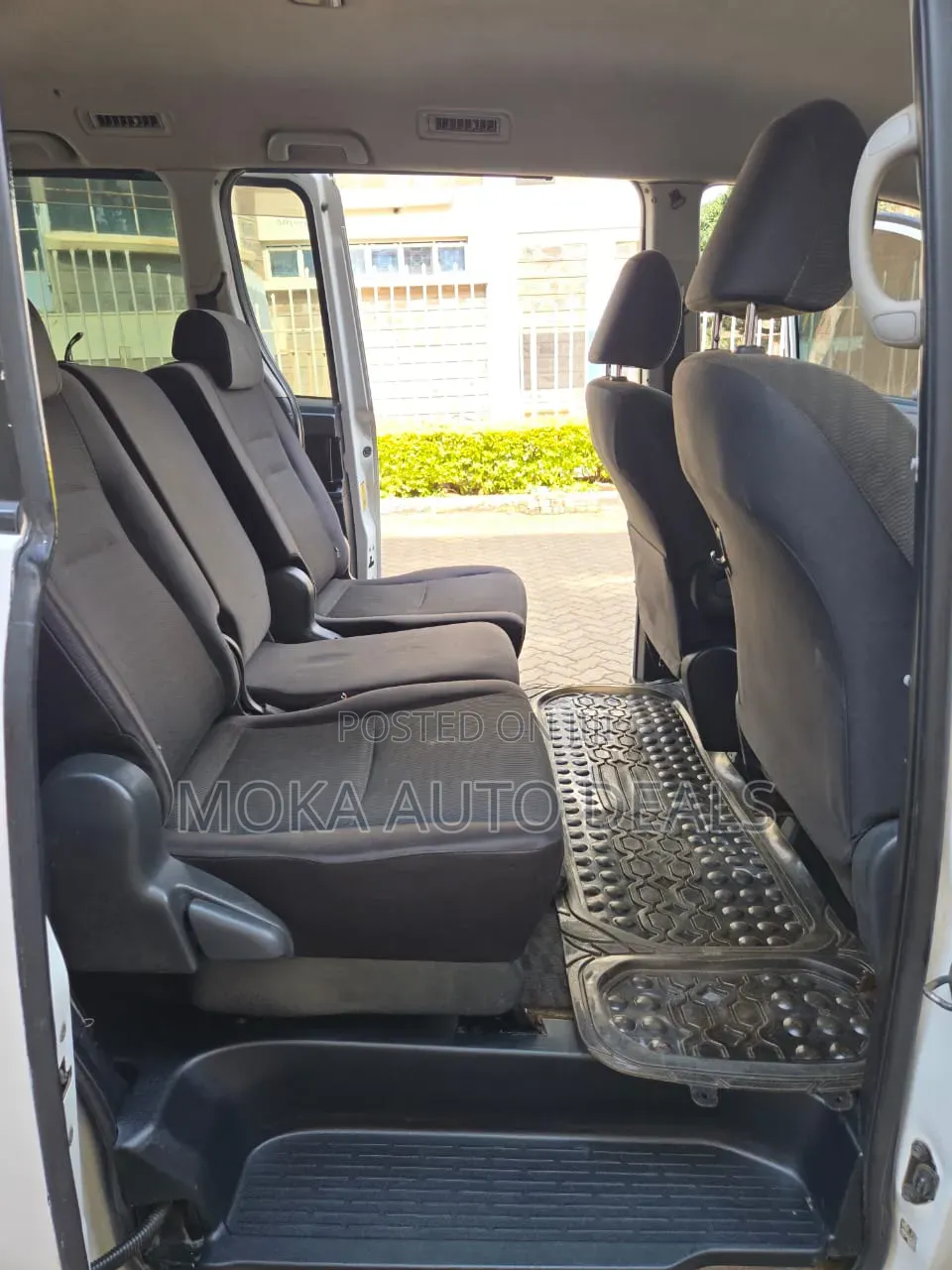 Toyota Voxy X 2WD 7-Seater 2011 White