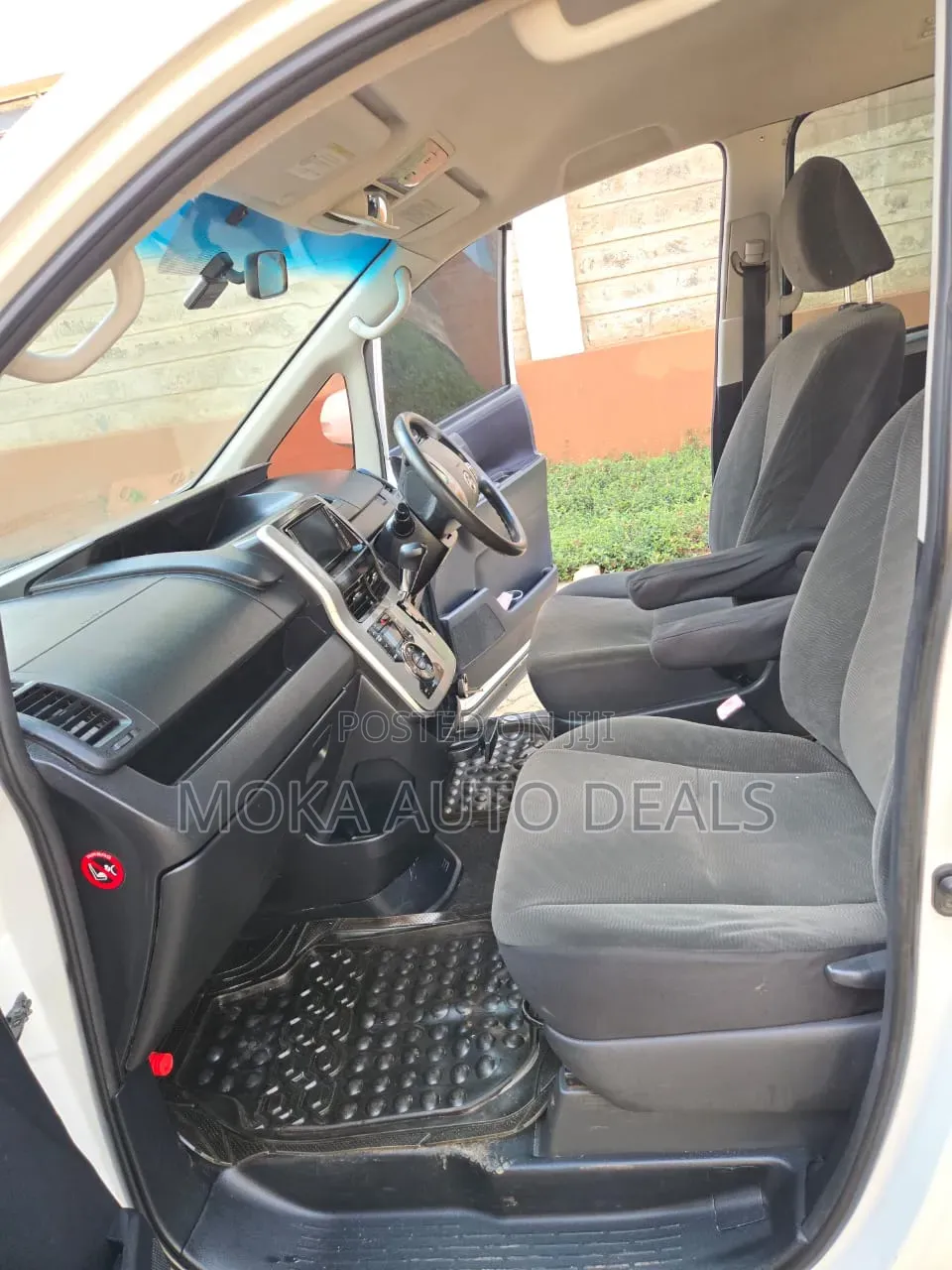 Toyota Voxy X 2WD 7-Seater 2011 White