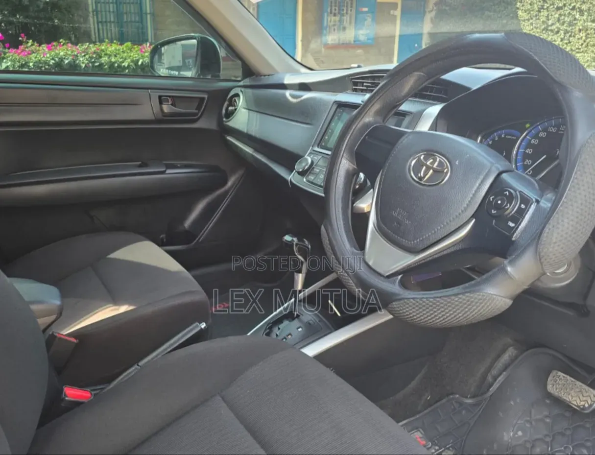 Toyota Corolla Fielder 2018 Silver