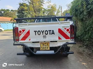 Toyota Hilux 2009 White