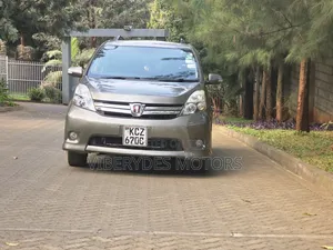 Toyota ISIS 2013 Gray