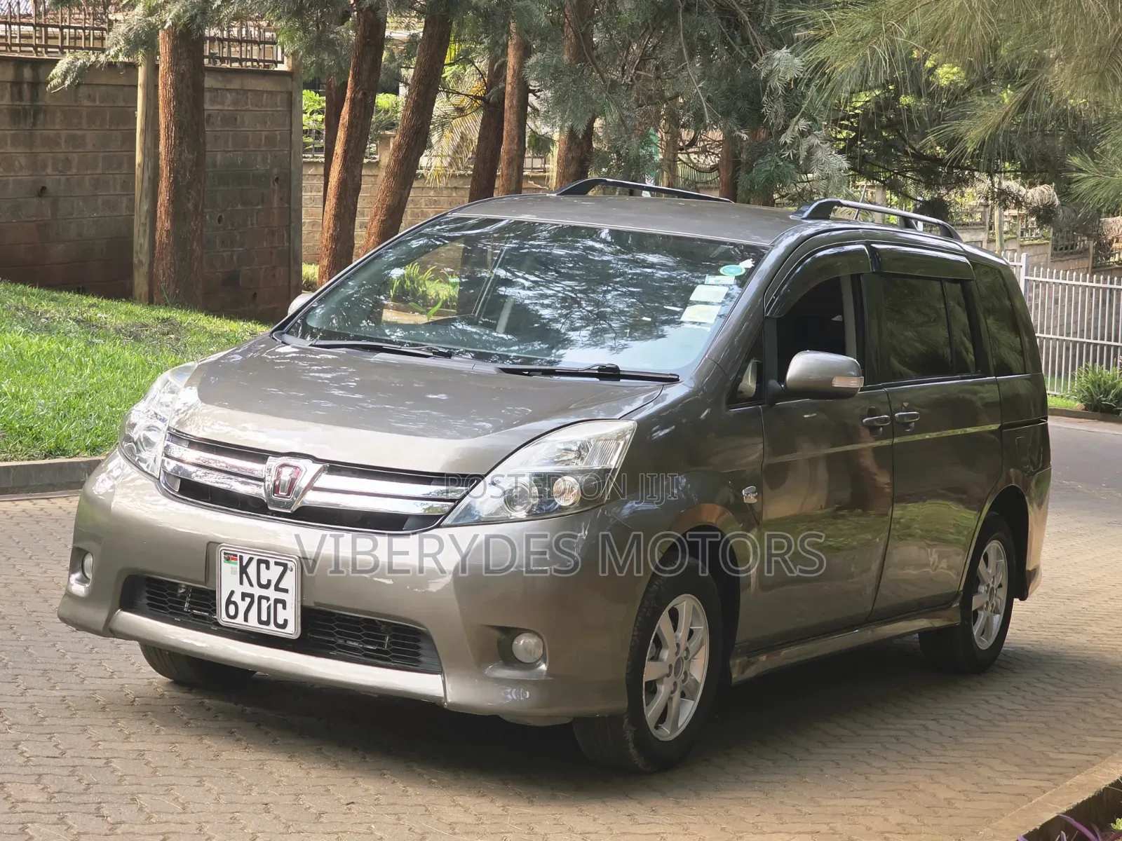 Toyota ISIS 2013 Gray