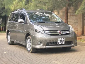 Toyota ISIS 2013 Gray