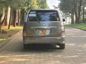 Toyota ISIS 2013 Gray