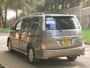 Toyota ISIS 2013 Gray