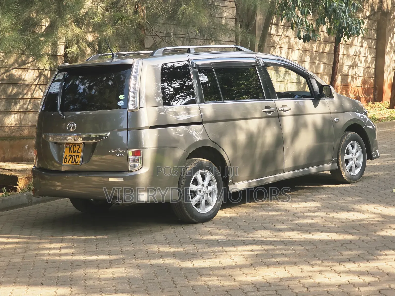 Toyota ISIS 2013 Gray