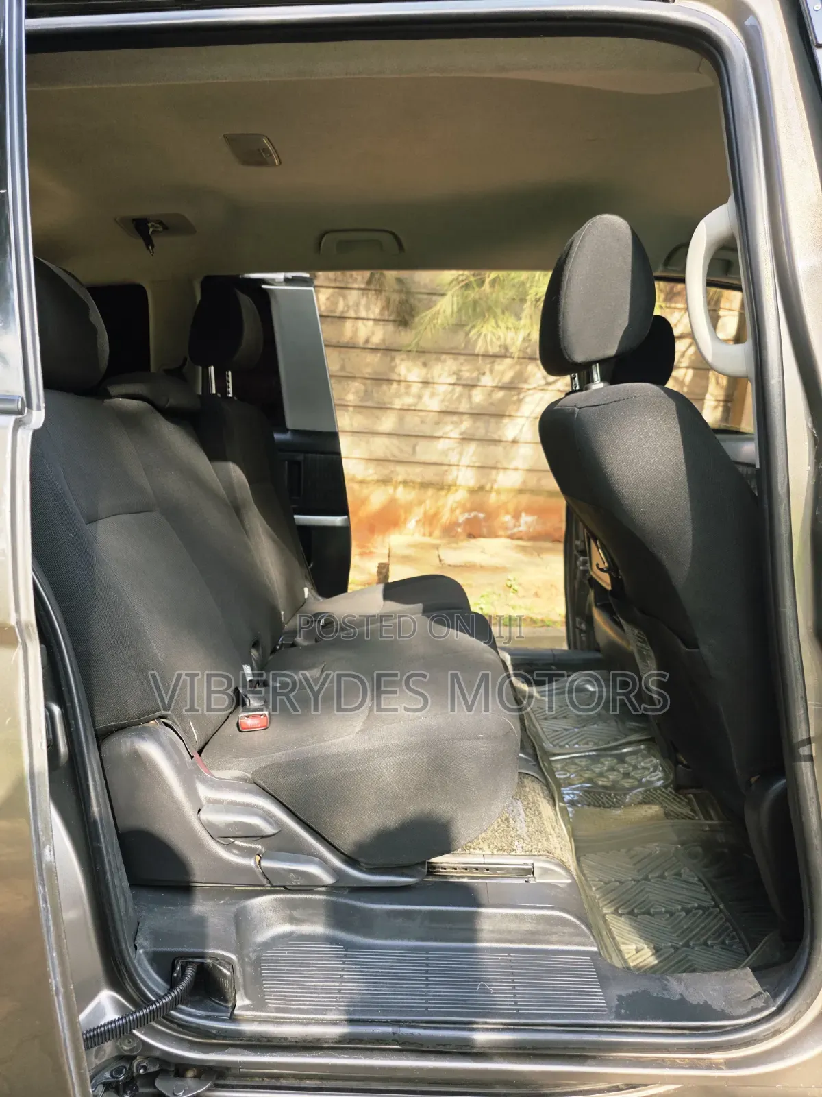 Toyota ISIS 2013 Gray