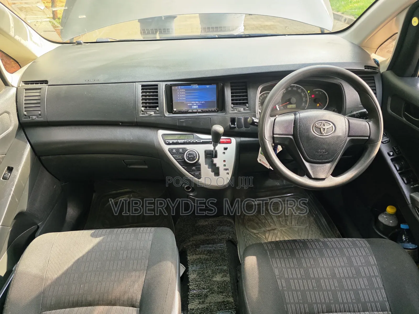 Toyota ISIS 2013 Gray