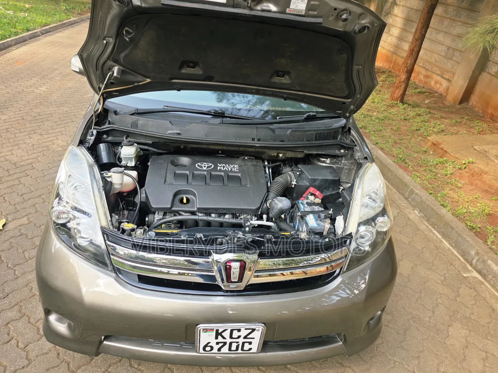 Toyota ISIS 2013 Gray