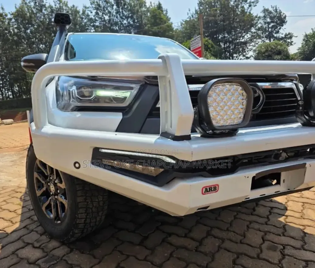 Toyota Hilux 2022 White