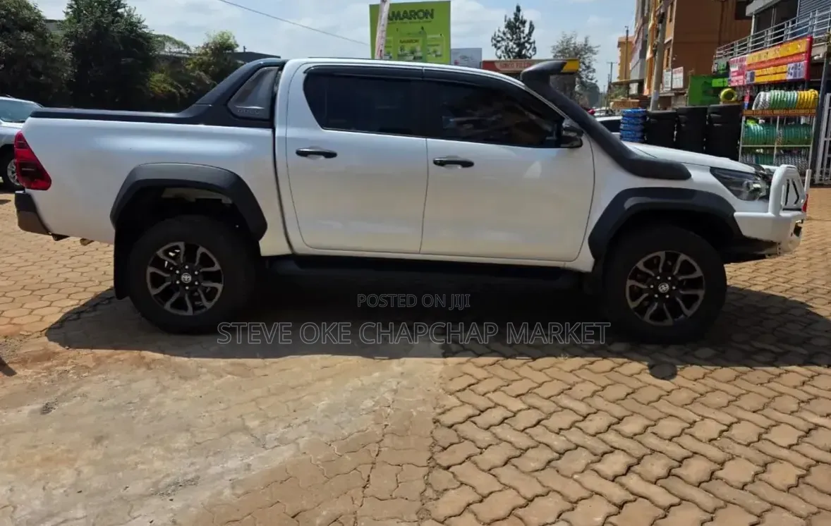 Toyota Hilux 2022 White