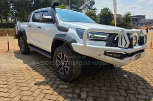 Toyota Hilux 2022 White
