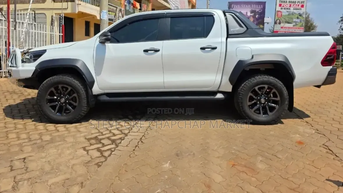 Toyota Hilux 2022 White