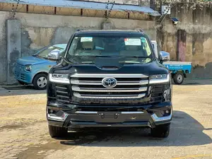 Toyota Land Cruiser LC300 2024 Black