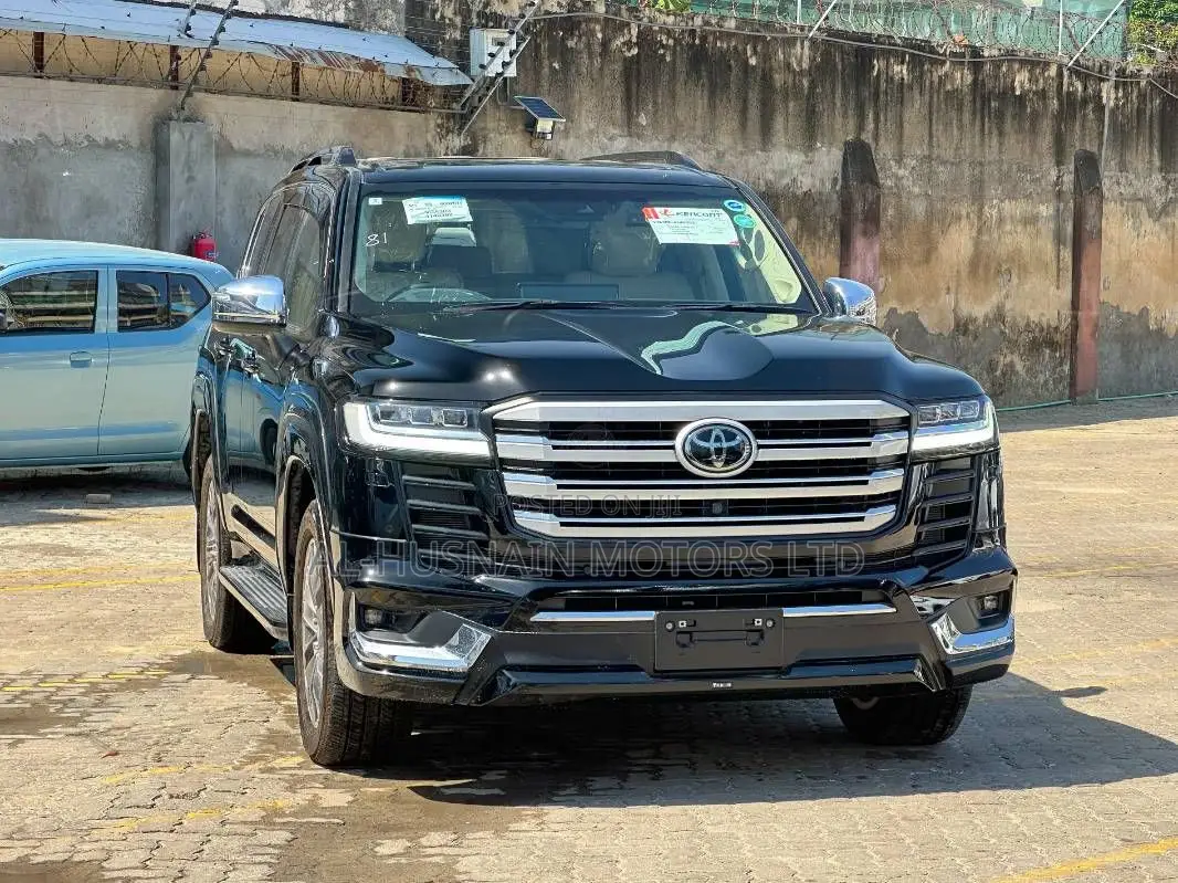 Toyota Land Cruiser LC300 2024 Black