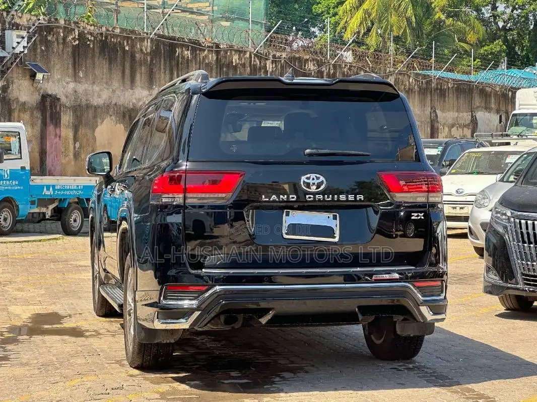 Toyota Land Cruiser LC300 2024 Black