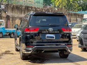 Toyota Land Cruiser LC300 2024 Black