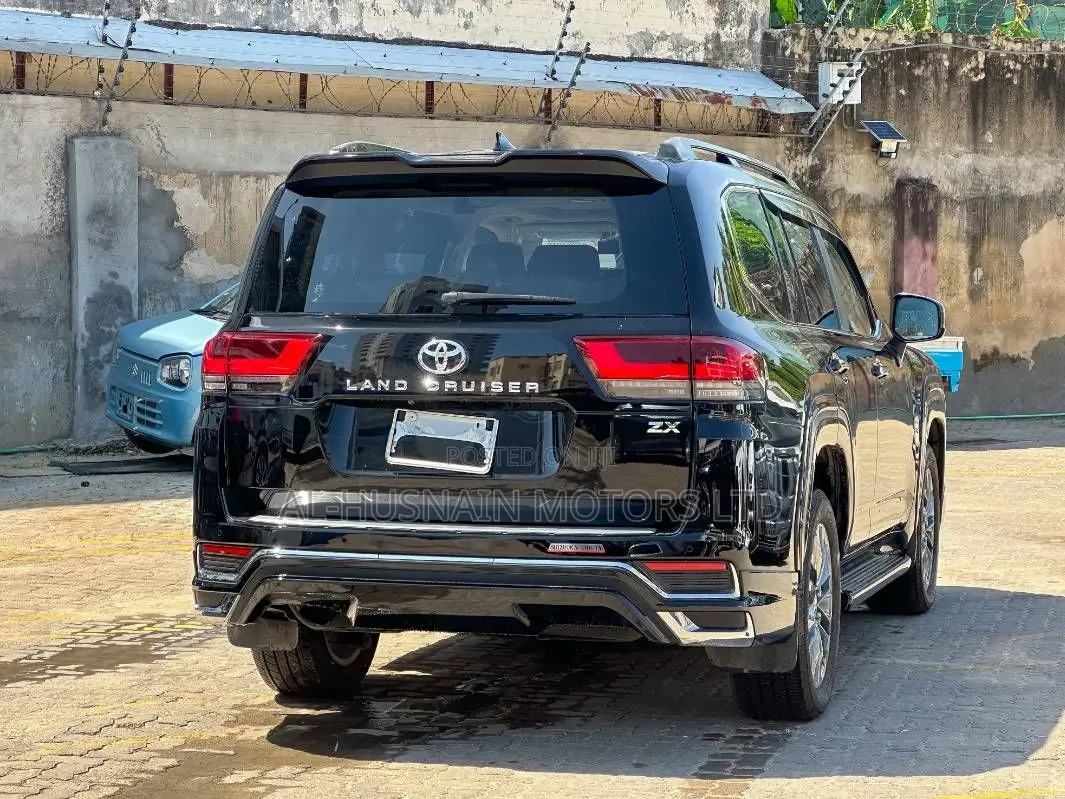 Toyota Land Cruiser LC300 2024 Black