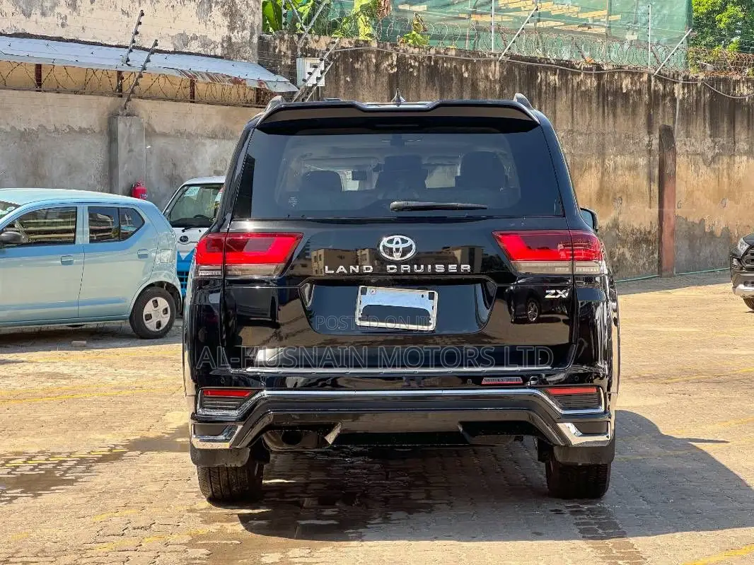 Toyota Land Cruiser LC300 2024 Black