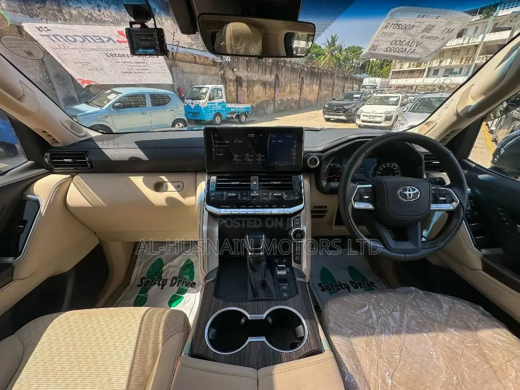 Toyota Land Cruiser LC300 2024 Black