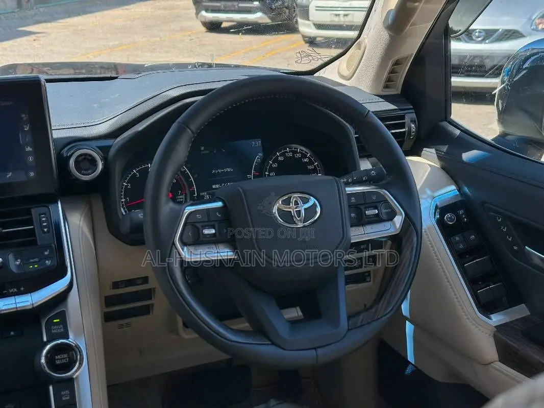 Toyota Land Cruiser LC300 2024 Black