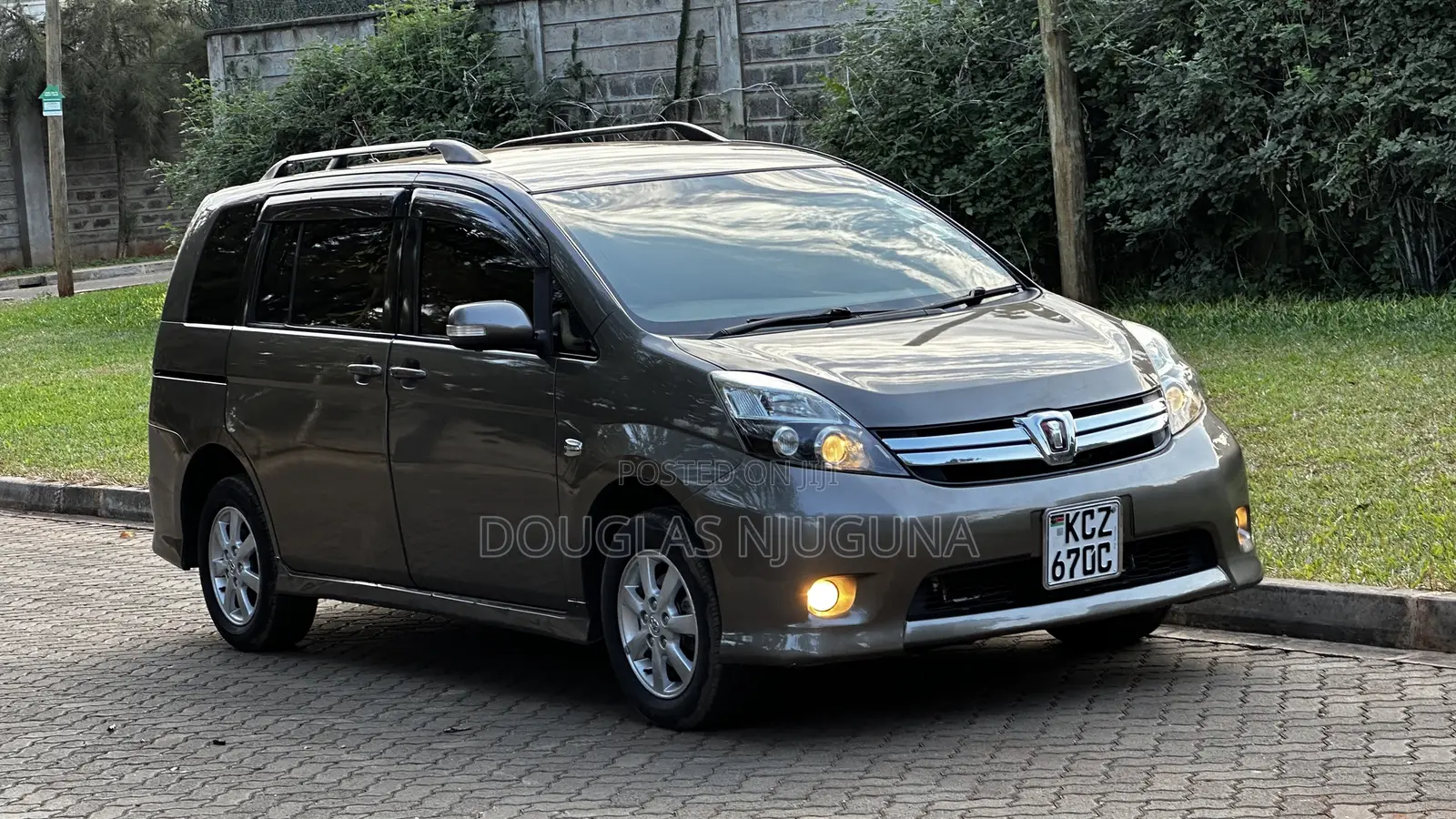 Toyota ISIS 2013 Brown