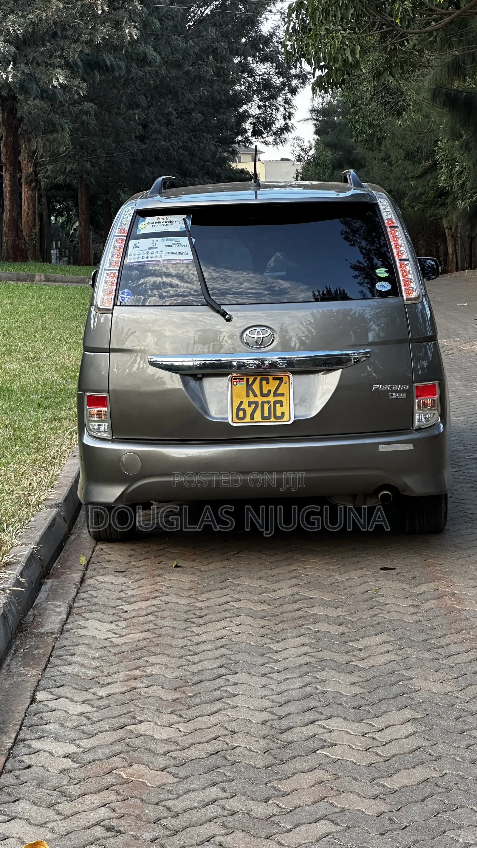 Toyota ISIS 2013 Brown
