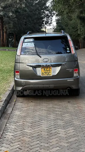 Toyota ISIS 2013 Brown