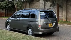 Toyota ISIS 2013 Brown