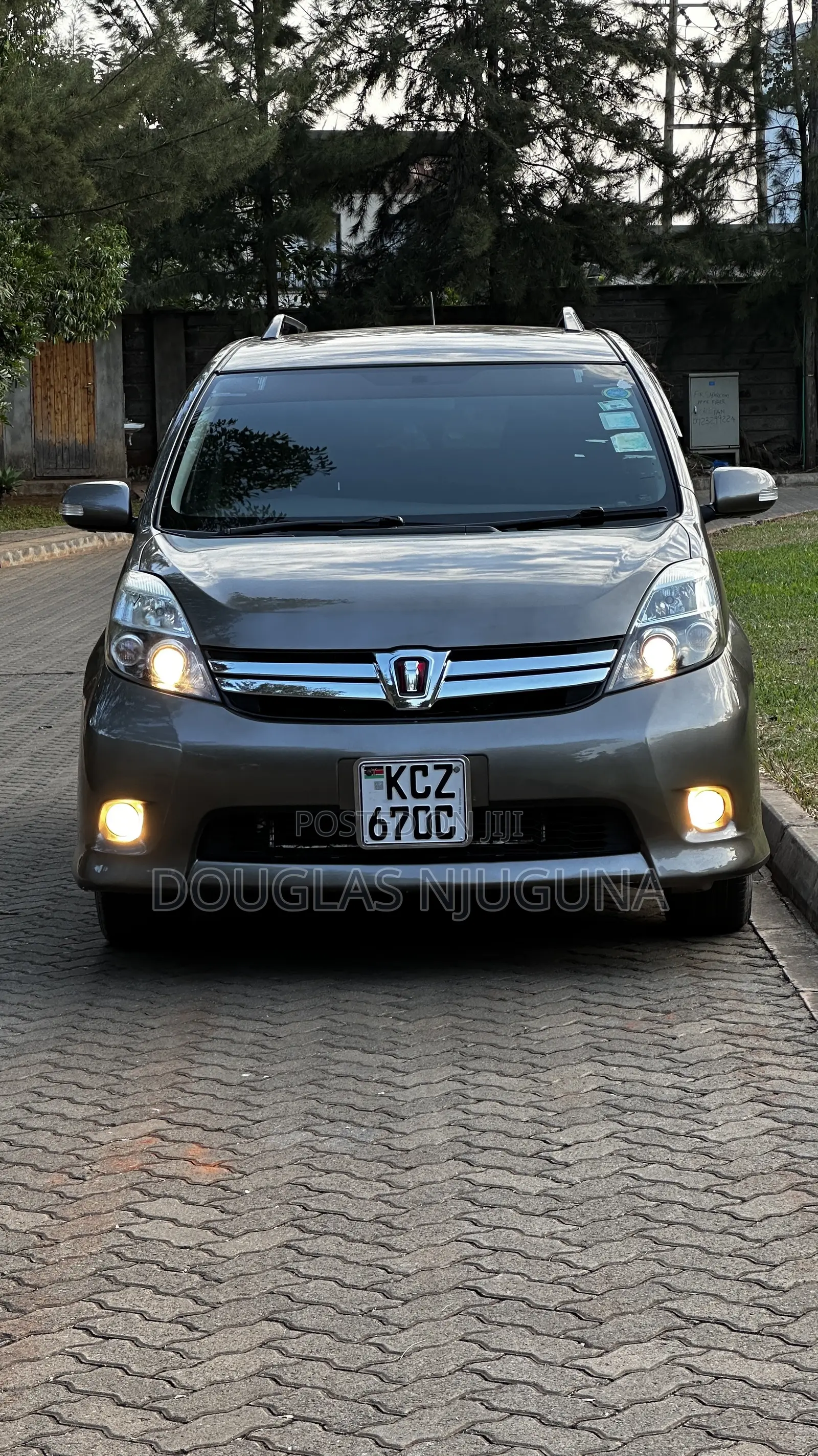 Toyota ISIS 2013 Brown