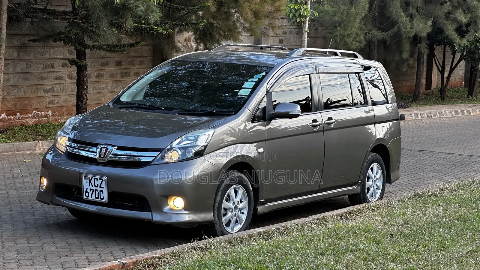 Toyota ISIS 2013 Brown
