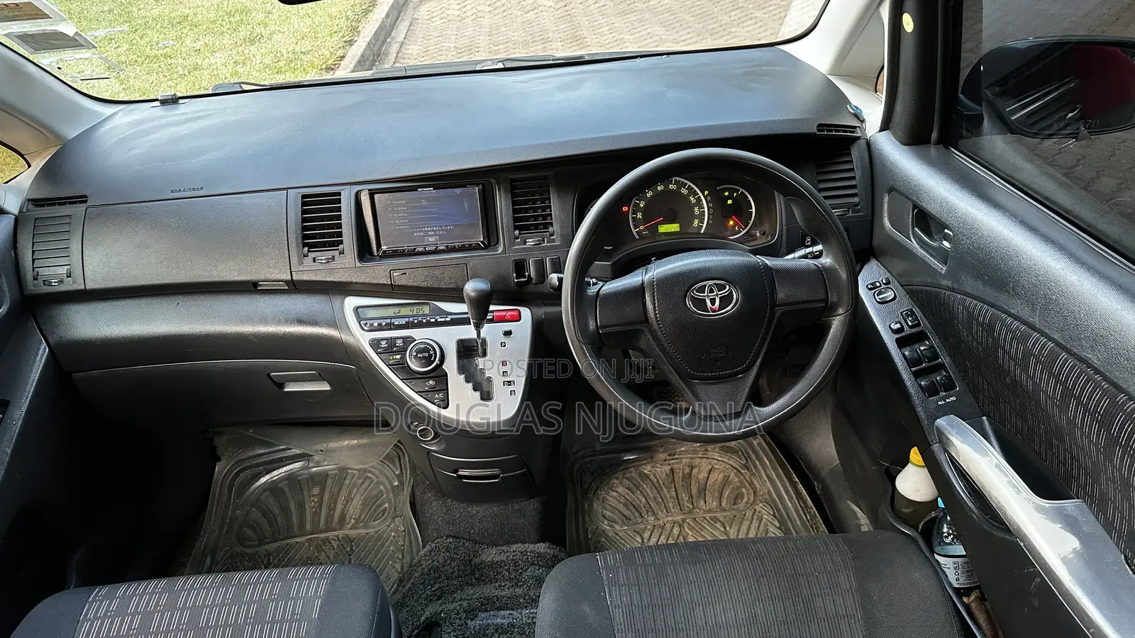 Toyota ISIS 2013 Brown