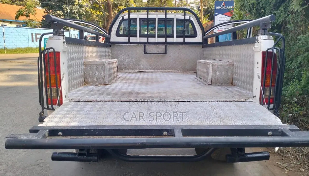 Toyota Hilux 2009 White