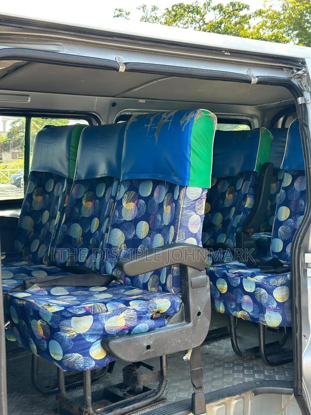 Toyota HiAce 2014 Silver - thumbnail 10