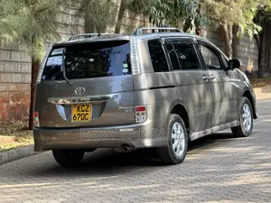 Toyota ISIS 2013 Gray