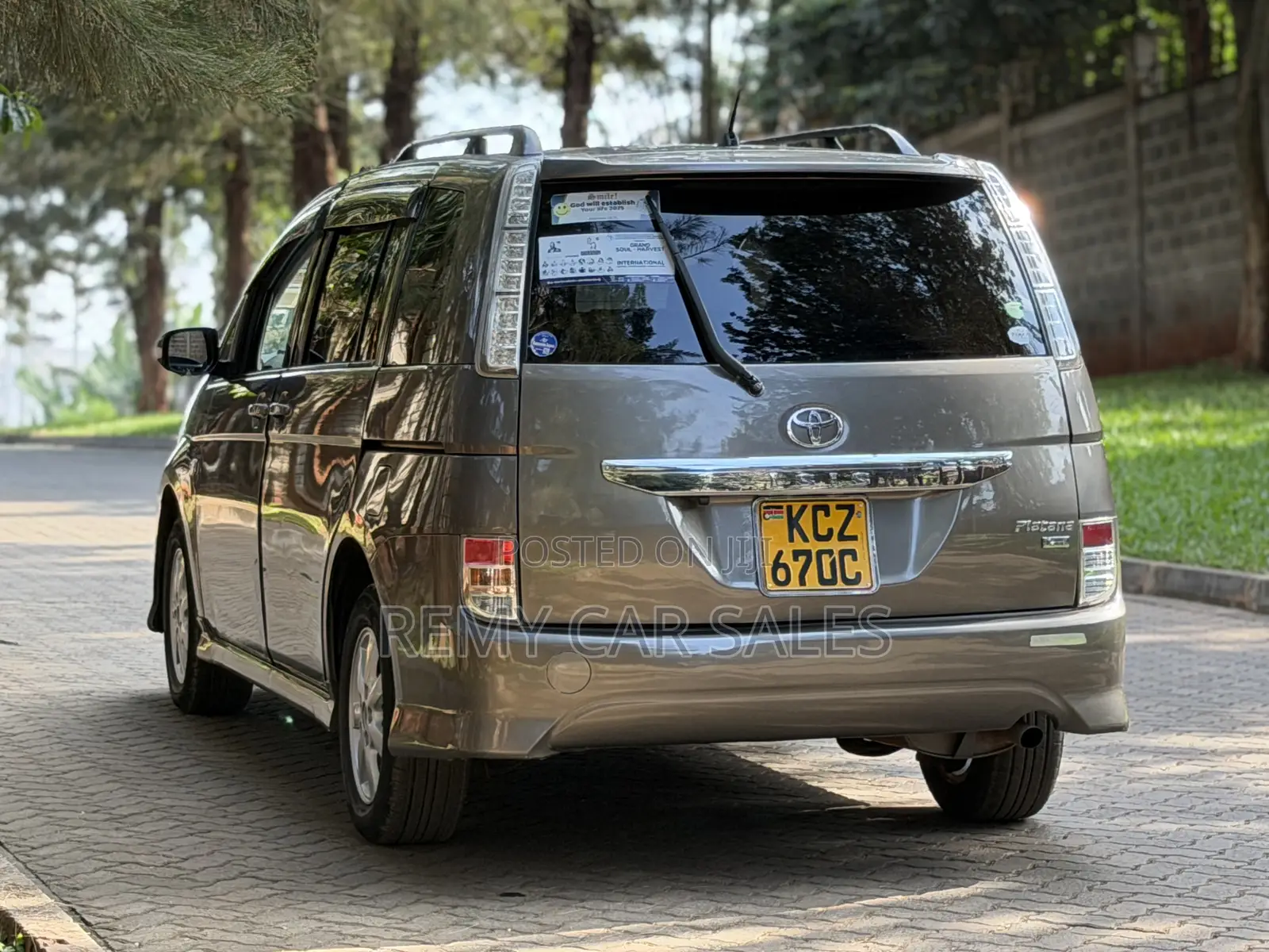 Toyota ISIS 2013 Gray