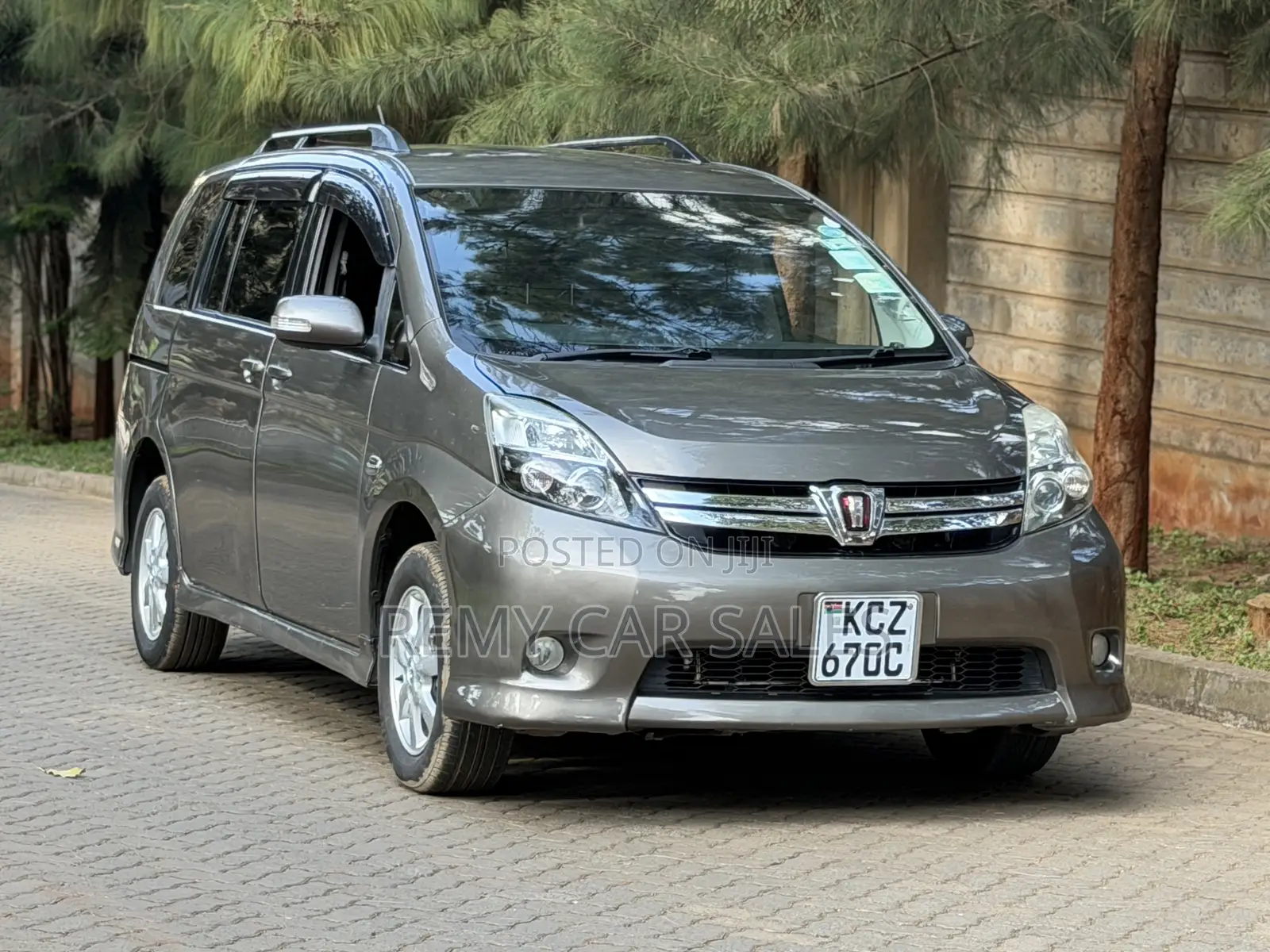 Toyota ISIS 2013 Gray