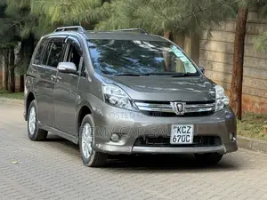 Toyota ISIS 2013 Gray
