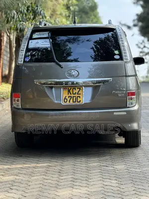 Toyota ISIS 2013 Gray