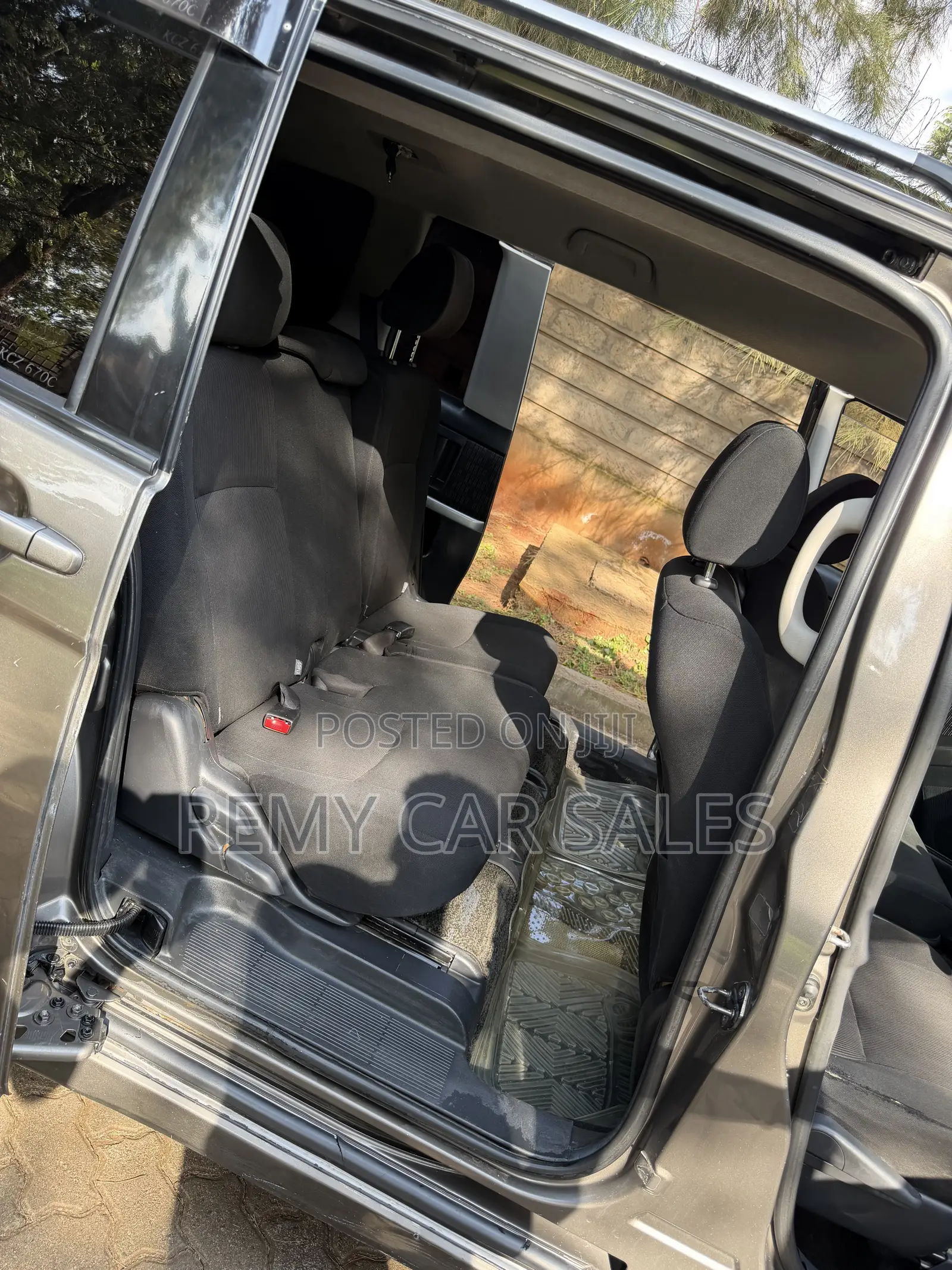 Toyota ISIS 2013 Gray