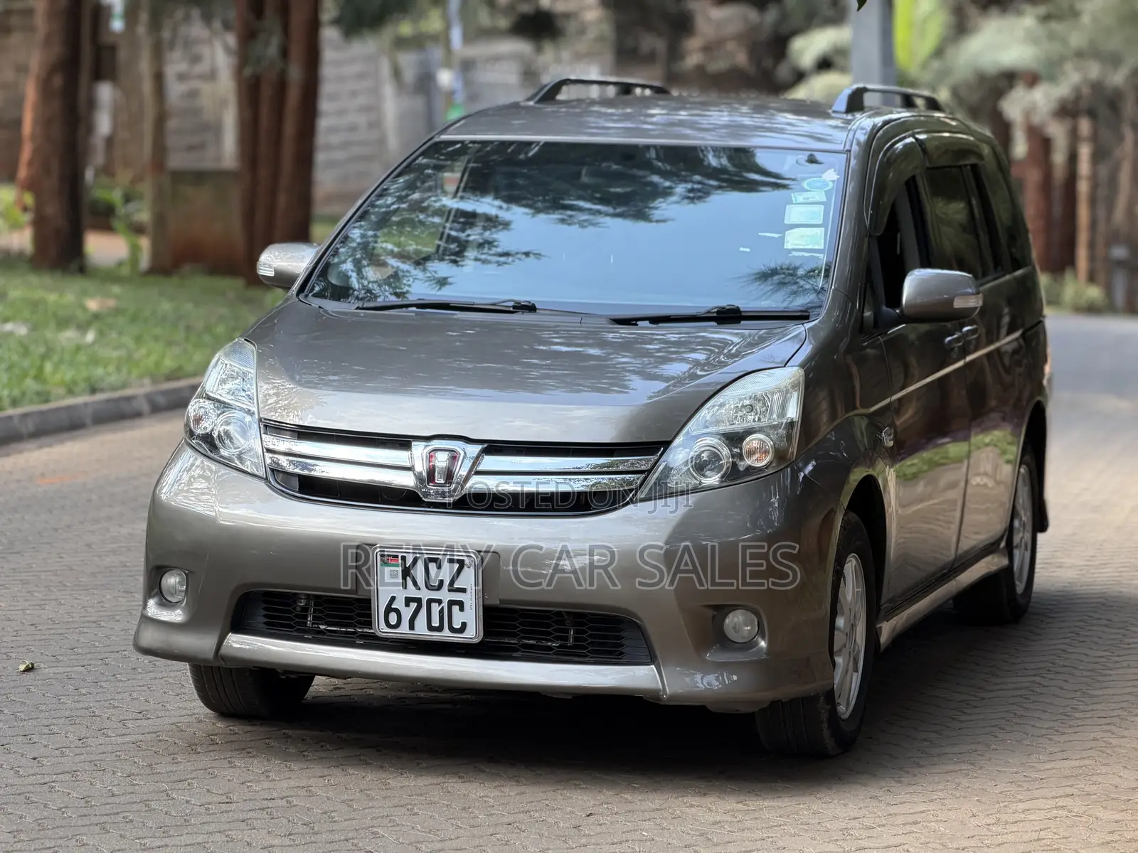 Toyota ISIS 2013 Gray