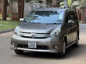 Toyota ISIS 2013 Gray