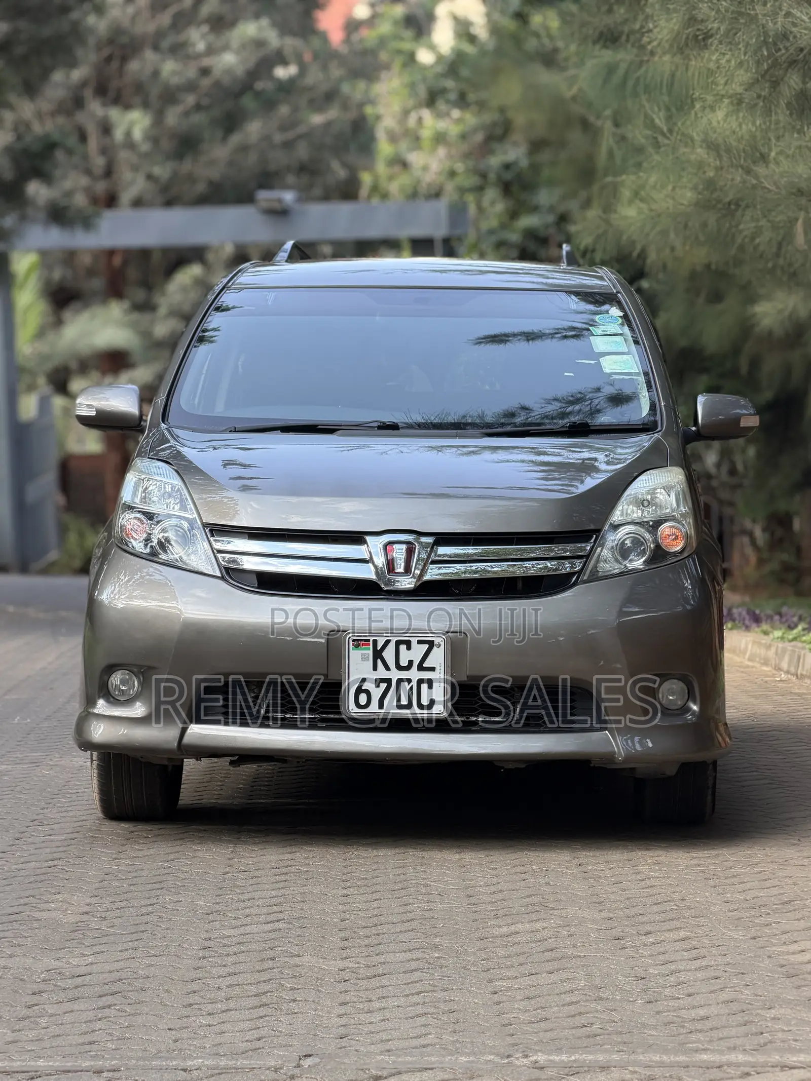 Toyota ISIS 2013 Gray