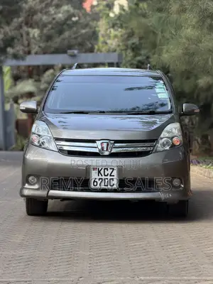 Toyota ISIS 2013 Gray