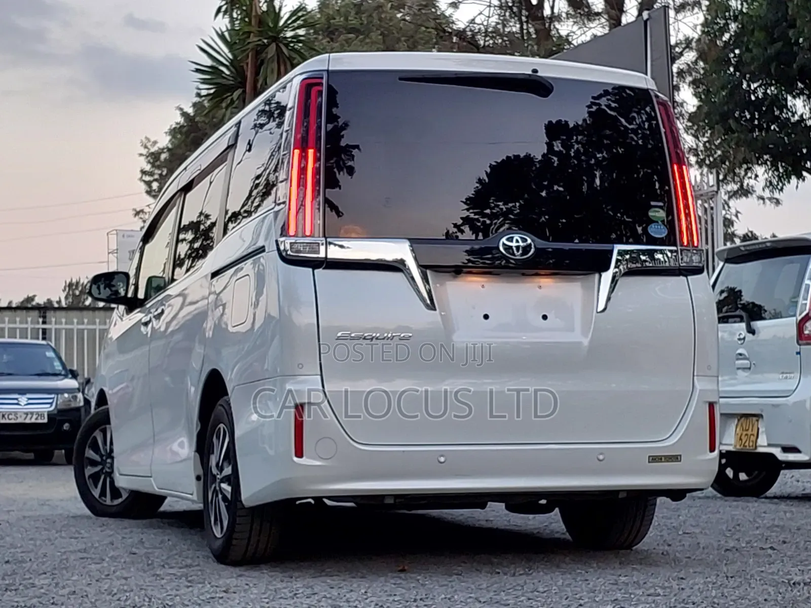 Toyota Esquire 2019 Pearl