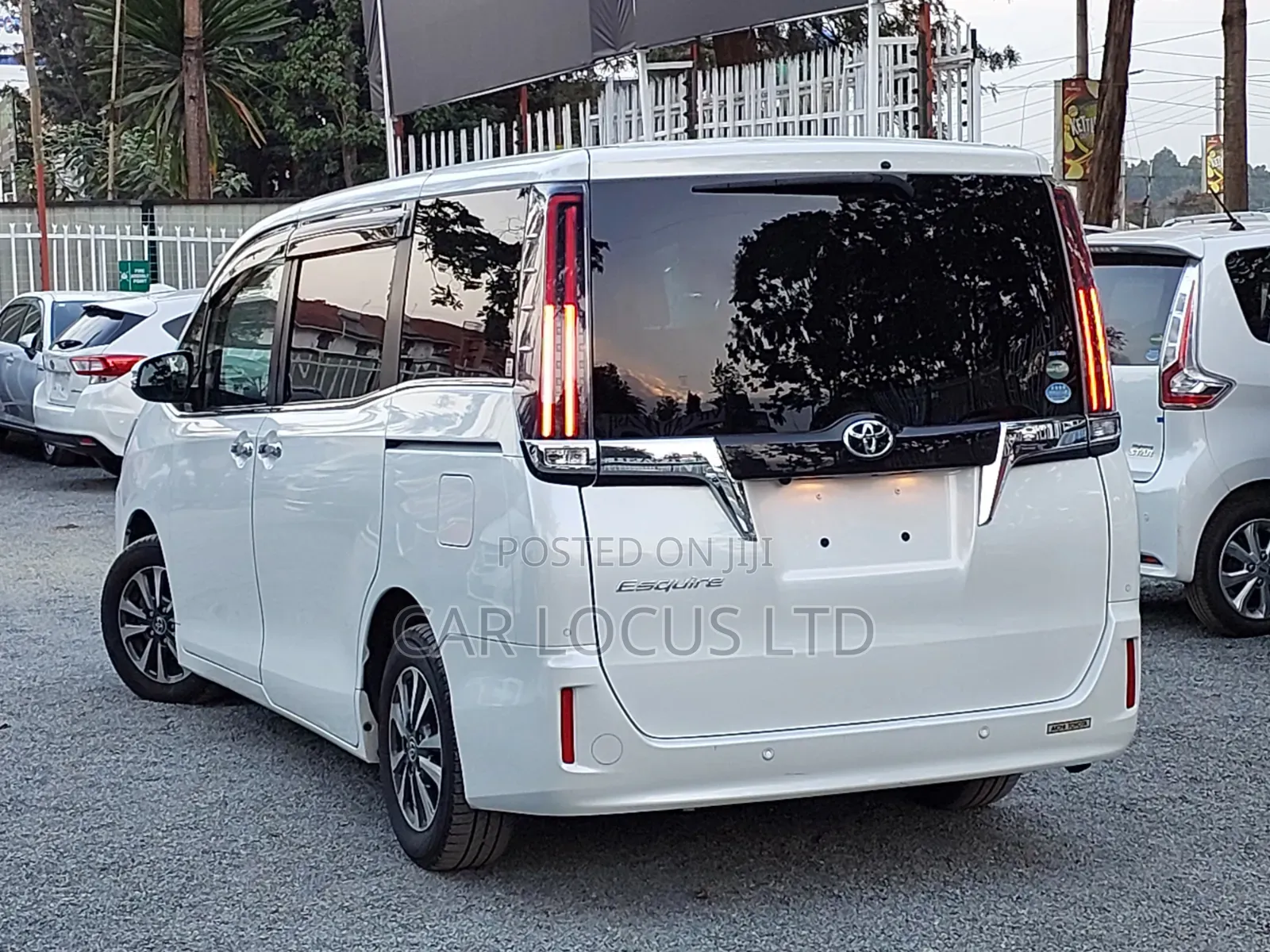 Toyota Esquire 2019 Pearl