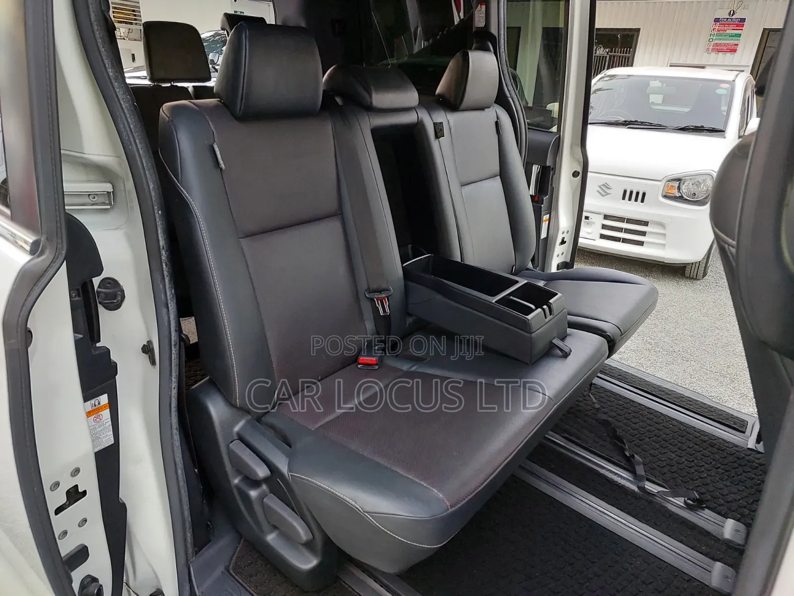 Toyota Esquire 2019 Pearl