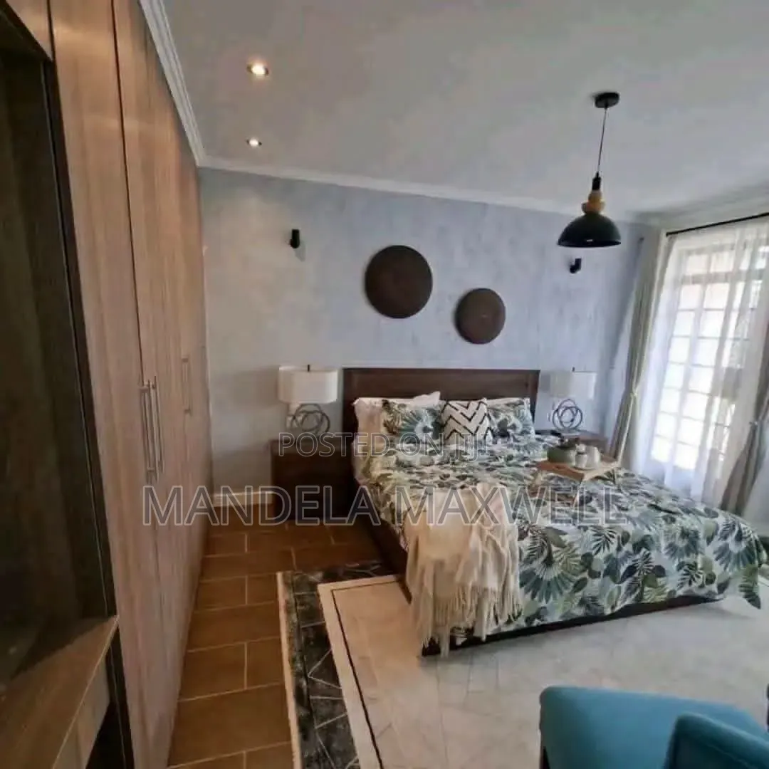 4bdrm Mansion in Gateway Mall Area for sale